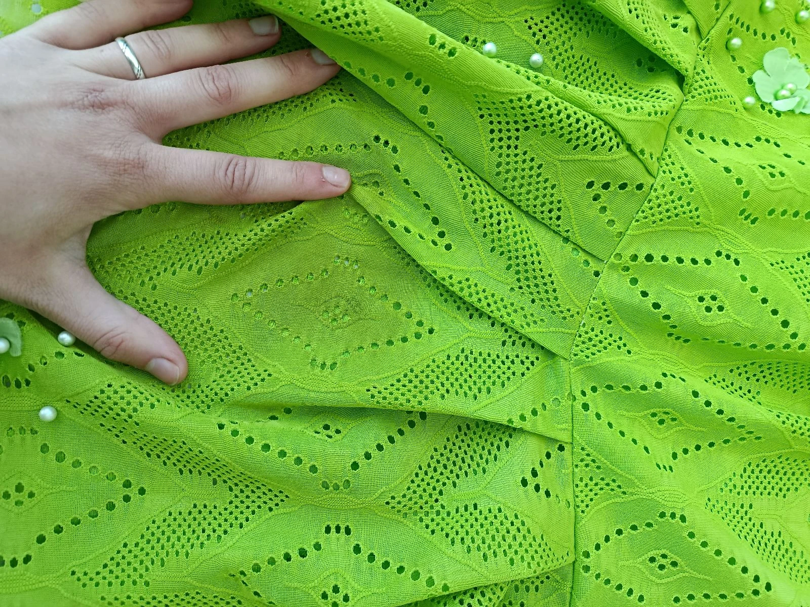 Vestido original verde holgado con hombros descubiertos y mangas multicolor talla 40/42 – photo 8